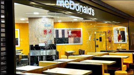 Estado en el que quedó el escaparate del Mcdonalds de Badalona tras el ataque con un hacha