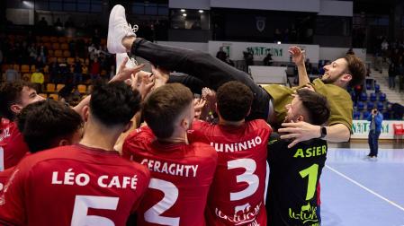 Tras imponerse por 3-2 al Córdoba en su último partido en Pamplona, los jugadores del Osasuna Magna mantearon a Jonathan Linhares, que se despide del equipo navarro, entre aplausos en el centro de la pista del pabellón Anaitasuna