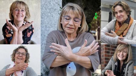 "Somos manos amigas que acunan vidas". “SOMOS MANOS AMIGAS QUE ACUNAN VIDAS”. De izquierda a derecha: Mª Mar Horcada Ibañez, de 65 años, Charo López Luquin (64), Inmaculada Serrano Monzó, (64) y Juana María Osés Goñi (64) y Montse Port Gimeno (66).