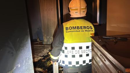 Imagen de un bombero en la vivienda afectada por un incendio en Leganés