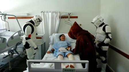 Fotos de la visita de los personajes de Star Wars a los pacientes de HUN con motivo de la campaña “La fuerza contra el cáncer”