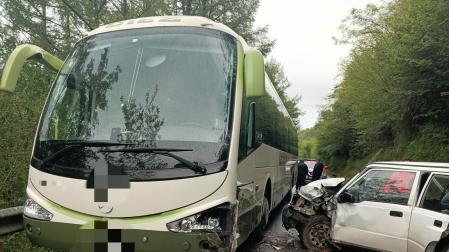 El autobús y el turismo que han colisionado este sábado en la NA-4020, en Arantza