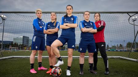 De izda. a dcha., Josune Urdániz, Iara Lacosta, Miriam Rivas, Vanessa Rodríguez y Maitane Zalba, las cinco jugadoras que sobreviven de los cinco intentos de ascenso anteriores.