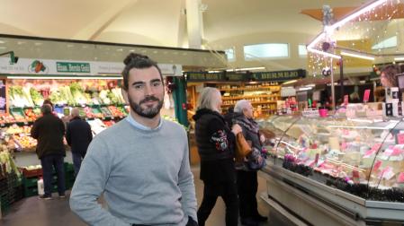 José María Elgorriaga, gerente de Comiruña S.A., en el mercado del Segundo Ensanche