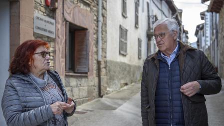 Mercedes Rodrigo Inchusta, presidenta del Concejo de Navascués, y Cruz Moriones Úriz, alcalde del Ayuntamiento de Navascués.