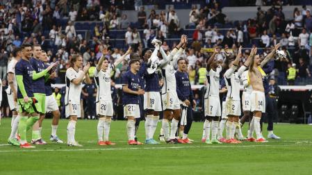 Los jugadores del Real Madrid saludan a sus aficionados al concluir el partido ante el Cádiz