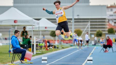 El atleta Aritz Gómez, durante la prueba de salto de longitud