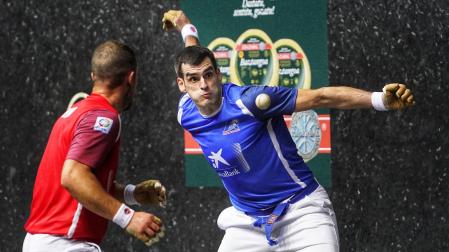 Joseba Ezkurdia le suelta a la pelota en presencia de Aitor Elordi, este domingo en el frontón Bizkaia