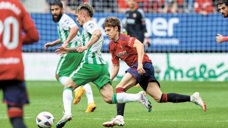 Xabi Huarte persigue a Rodri en su estreno con el primer equipo