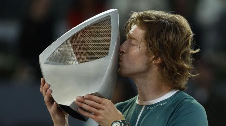 Rublev besa el trofeo que le acredita como ganador del Mutua Madrid Open 2024
