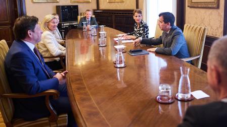 El consejero Mikel Irujo y la presidenta María Chivite, en su encuentro con la presidenta de Volvo Buses, Anna Westerberg (chaqueta blanca).