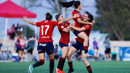 Guallar celebra su segundo gol con Yiyi, Iara y Valero.