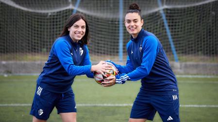 Carmen Sobrón y Ainhoa Guallar, ayer en los campos anexos de Tajonar tras el entrenamiento de recuperación. El equipo regresó y fue directo a las instalaciones.