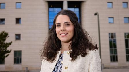 Aitana Vicente Arriazu, delante del edificio de la Audiencia de Navarra