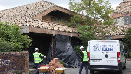 Dos operarios clausuran y sellan los accesos al antiguo convento de Agustinas, en el parque de Aranzadi de Pamplona