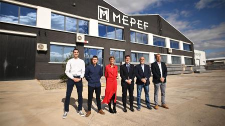 Las autoridades, con la presidenta Chivite y el consejero Irujo, en el exterior de la empresa Mepef