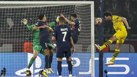 Con este cabezazo anotó Hummels el tanto que dio el triunfo al conjunto alemán en el feudo del PSG