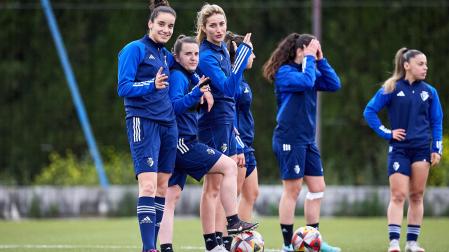 Maite Valero, Vanessa Rodríguez y Elena Valej bromean con el fotógrafo durante la sesión de ayer en los anexos de Tajonar