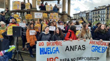 Concentración en Pamplona de trabajadoras de Anfas en la jornada de huelga que tuvo lugar en diciembre