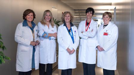 De izqda. dcha.: Elena Sota, subdirectora de Cuidados de Procesos de Hospitalización y Procesos Ambulatorios; Sara Sánchez, enfermera y colíder del proyecto NRC; Marta Ancín, directora de Cuidados Sanitarios; Beatriz Schulz, subdirectora de Cuidados de Procesos Quirúrgicos, Críticos y Urgentes; y Sonia Iso, subdirectora de Cuidados de Procesos Diagnósticos, Desarrollo e Innovación
