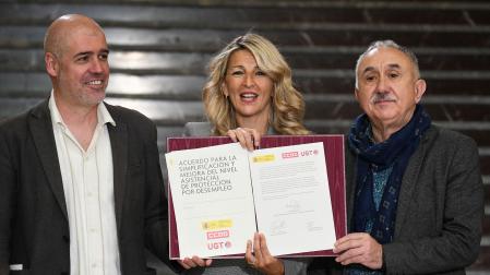 El secretario general de CCOO, Unai Sordo; la vicepresidenta segunda y ministra de Trabajo, Yolanda Díaz, y el secretario general de UGT, Pepe Álvarez, posan durante la firma del acuerdo para la reforma del subsidio de desempleo