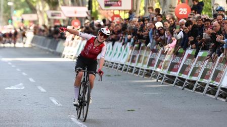 Hannah Ludwig celebra su victoria al cruzar la línea de meta de la avenida Sancho el Fuerte