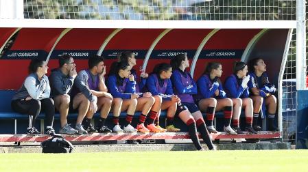 Las jugadoras rojillas del banquillo observan una jugada del choque de vuelta del playoff por el ascenso contra el Alhama.