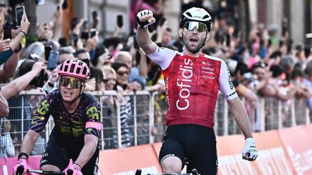 Benjamin Thomaa celebra el triunfo al esprint en la meta de Lucca tras vencer en la quinta etapa del Giro de Italia 2024.