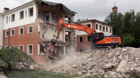 Un momento del derribo del antiguo colegio, en una imagen de este martes 7 de mayo.