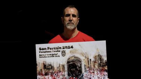 Ángel Blanco Egoskozabal posa con ‘Gaiteros’, el cartel vencedor.