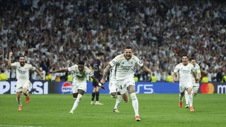 Joselu y sus compañeros estallan de alegría tras anotare el delantero el segundo gol que volteaba el choque contra el Bayern.