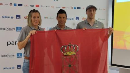 De izda. a dcha., los deportistas paralímpicos navarros Izaskun Osés, Eduardo Santas e Iván Salguero, que están en la preselección para participar en París 2024