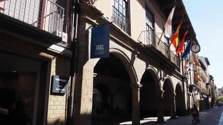 Fachada del Ayuntamiento de Sangüesa, en plena calle Mayor de la ciudad