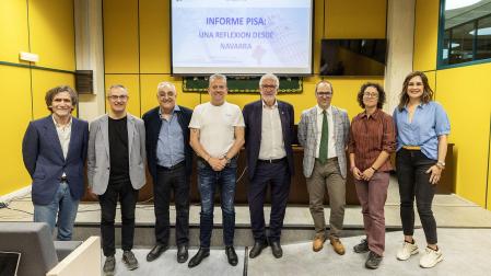 Desde la izda.: Juan Mari Sánchez Prieto (director del Instituto I-Communitas de la UPNA), Gabriel Rubio (IES Navarro Villoslada), Alfredo Asiáin (catedrático Educación de la UPNA), Alberto Urrutia (Servicio de Inspección Educativa del departamento de Educación), Gregorio Luri (filósofo y pedagogo), Aitzol Lasa (matemático y experto en Didáctica de la Matemática en la UPNA), María Napal (profesora de la UPNA y experta en Didáctica de las Ciencias Experimentales) e Izaskun Jorajuria (profesora de Física y Química en el IES Iturrama)
