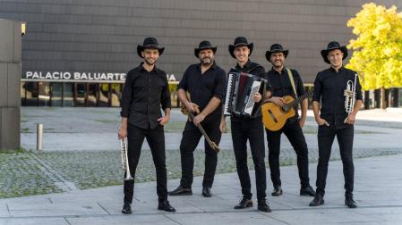 La fotografía de los cinco componentes de Puro Relajo fue tomada en enero de este año, para el concierto de febrero que finalmente se suspendió por la indisposición de uno de sus miembros, el acordeonista Txuma Gallués, que no ha terminado de recuperarse y al que sustituirá el también acordeonista Beñat Mitxelena. Desde la izquierda, Iosu Burguete (trompeta y voz), David García (guitarra y voz), Txuma Gallués (acordeón y voz), Jorge García (guitarra y voz) y Eneko Irigoyen (trompeta y voz)