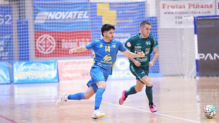 ESTRENOS. La nota positiva del partido fue el debut de Joan Aoiz -en la imagen junto al local Víctor Pérez- y Carlos Larráyoz, que se unen al de Oier Aguirre de la pasada semana.