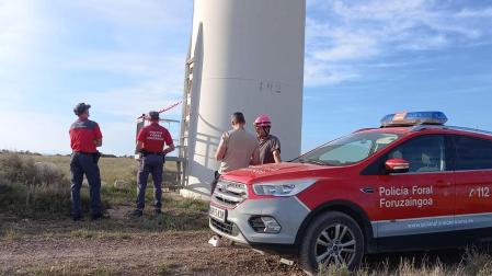 Agentes de la Policía Foral en el lugar del accidente