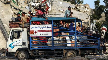 Refugiados palestinos salen de Rafah