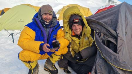 Óscar Fernández y Gonzalo Fernández -posando en la foto en el Base del Makalu- buscarán en la madrugada de este domingo 12 de mayo la cima en el Makalu