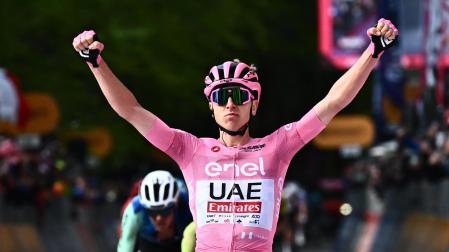 Pogacar impone la fuerza de la maglia rosa con triplete en Prati di Tivo