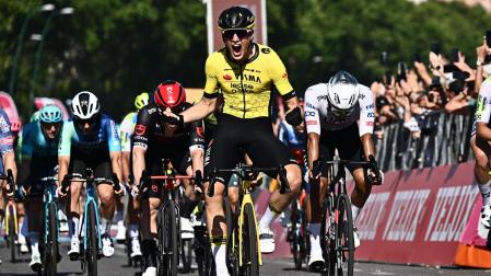Olav Kooij, del Team Visma Lease, celebra su victoria en la meta de Nápoles