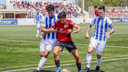 Mahugo y Eneko Martínez tratan de frenar el avance de un jugador del Formentera