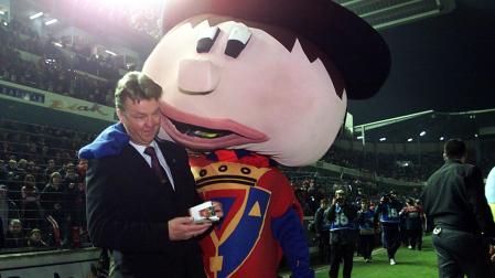 La mascota junto a Louis van Gaal en la Copa en el año 2000