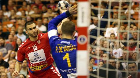 Uros Kojadinovic dispara a portería frente a Gonzalo Pérez de Vargas