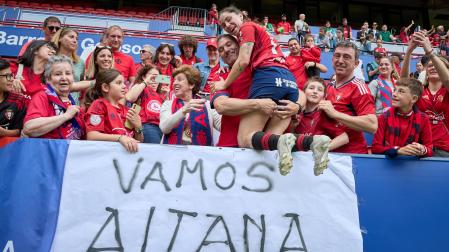 Aitana, en la grada de El Sadar al lado de una pancarta de apoyo