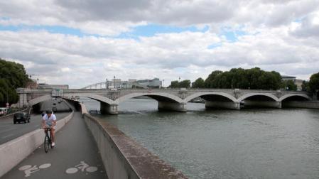 Puente de Austerlitz, en París, donde fue encontrada la maleta con los restos