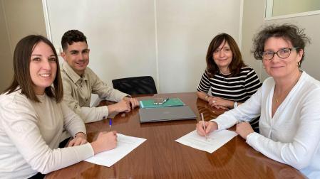 Los responsables de la investigación, Sandra Siria y Hodei Sarasa, junto a la directora gerente de la ANADP, Inés Francés, y la subdirectora de Familia y Menores, Amalia Cuartero