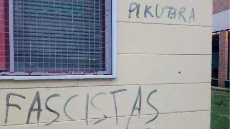Aparecen pintadas de "fascistas" en la sede del PSN de Estella
