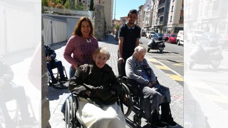 Dos voluntarios con mayores, de paseo
