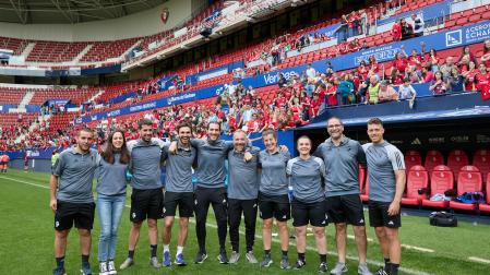 De izq. a dcha: Ekaitz Irujo (segundo entrenador), Marta Fernández (nutricionista), Jabi Gallego (entrenador de porteras), Mikel Álvarez (analista), Fermín Eransus (readaptador físico), Josu Domínguez (primer entrenador), Saioa Burgui (delegada), Inés Lahera (fisioterapeuta), Mikel Viscarret (médico) y Alberto Pérez de Ciriza (preparador físico).